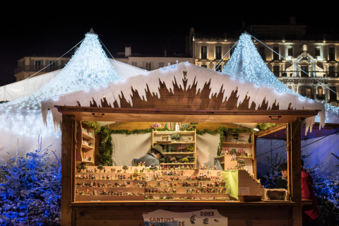 Figurines santon provençaux exposées au marché de Noël