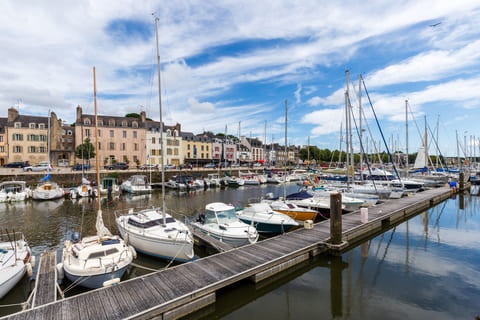 Maisons et bateaux dans le port de Vannes