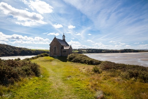 chapelle de St Maurice avec vue sur l’Anse de Morieux