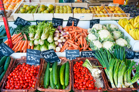 Pour vivre Grenoble comme un vrai local, il faut absolument passer par ses marchés. Les Halles Sainte-Claire, en plein centre-ville, sont le temple du bien manger grenoblois : sous cette belle architecture métallique du XIXe siècle, producteurs et artisans se retrouvent pour proposer le meilleur du terroir dauphinois. Noix fraîches, Saint-Marcellin bien coulants, charcuteries de montagne, herbes aromatiques... chaque étal est une invitation au voyage gustatif.