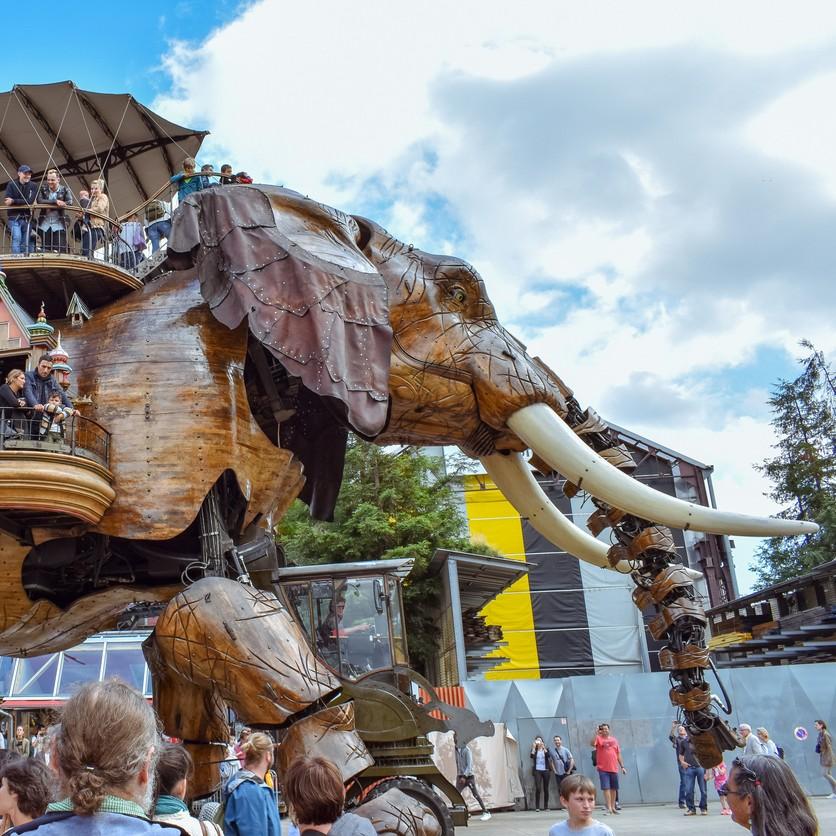 Le Grand Éléphant des Machines de l’Île à Nantes, entouré de visiteurs.