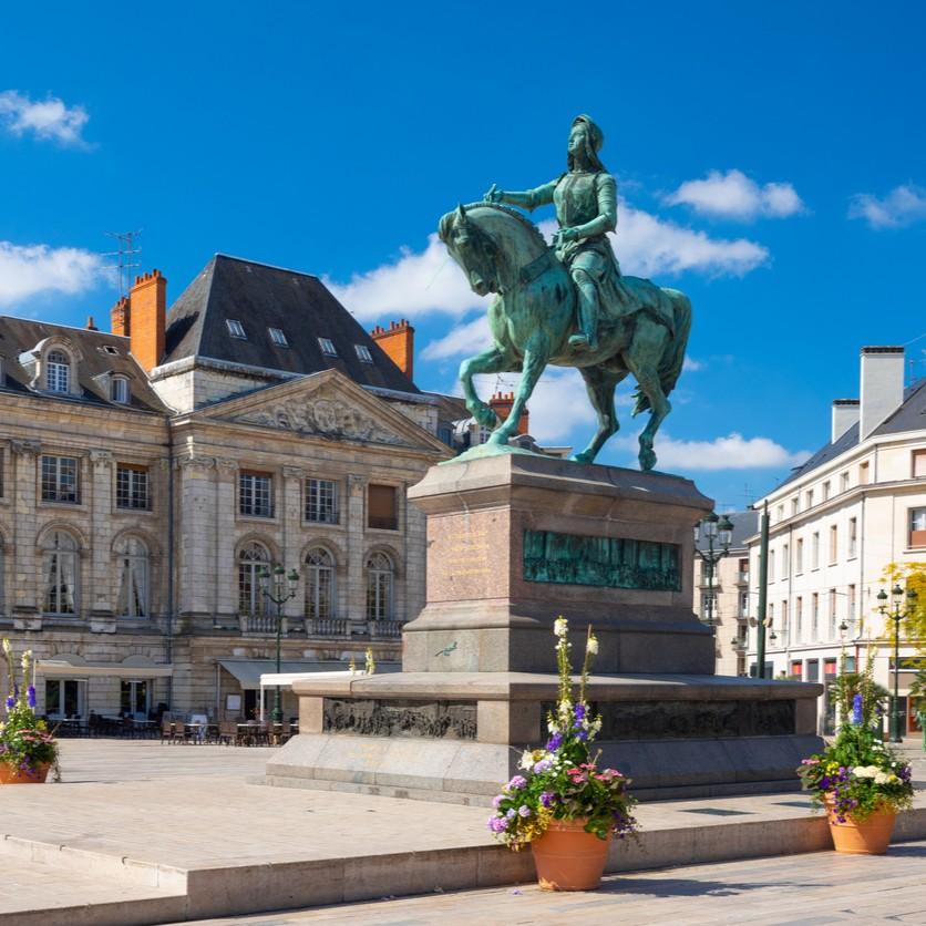 La statue équestre de Jeanne d’Arc sur la place du Martroi à Orléans.