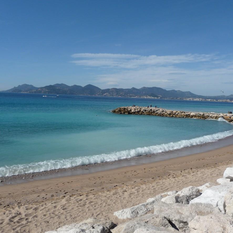 Belle plage à Cannes, France