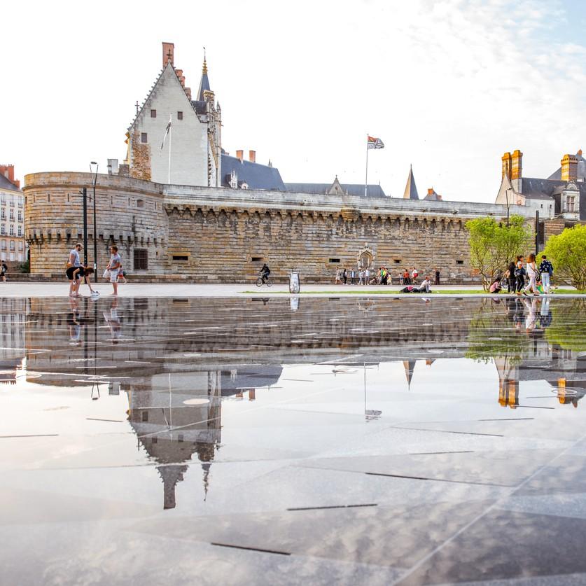 Le miroir d’eau de Nantes reflétant le château des ducs de Bretagne.